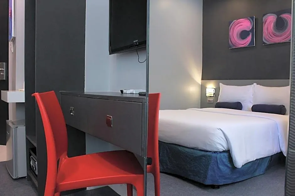 Leez Inn Malate-1